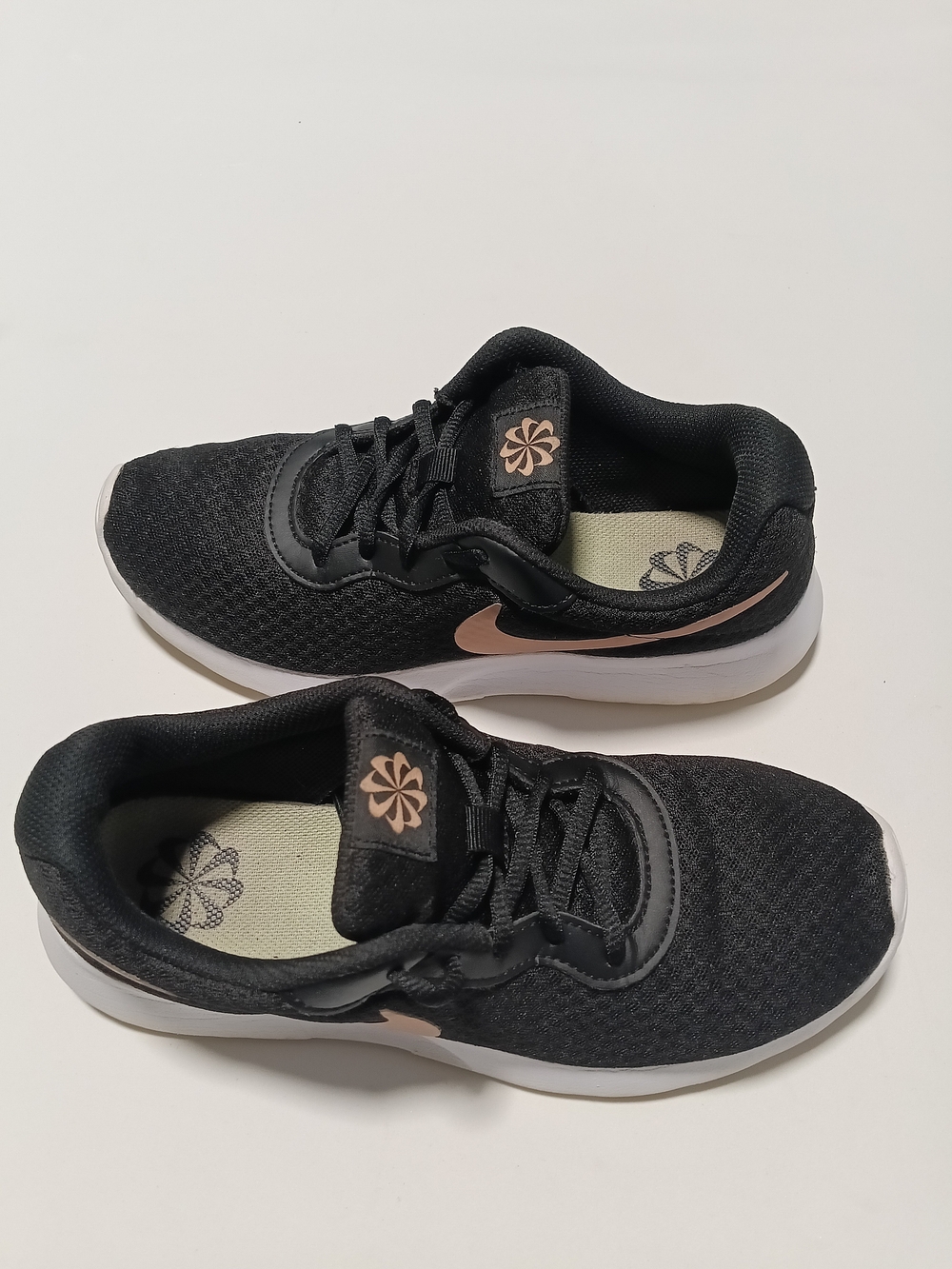 Nike Women's Black Rose Gold Metallic Logo Running Athletic Shoes Sneakers  7.5